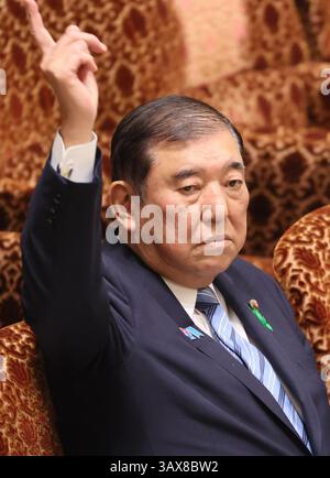 Tokyo, Japon. 21 avril 2025. Le premier ministre japonais Shigeru Ishiba lève la main pour répondre à une question lors de la session du comité budgétaire de la Chambre haute à la Diète nationale à Tokyo le lundi 21 avril 2025. (Photo de Yoshio Tsunoda/AFLO) crédit : Aflo Co. Ltd./Alamy Live News Banque D'Images