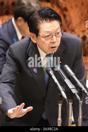 Tokyo, Japon. 21 avril 2025. Le ministre japonais de l'économie, du commerce et de l'industrie, Yoji Muto, répond à une question lors de la session du comité budgétaire de la Chambre haute à la Diète nationale à Tokyo le lundi 21 avril 2025. (Photo de Yoshio Tsunoda/AFLO) crédit : Aflo Co. Ltd./Alamy Live News Banque D'Images