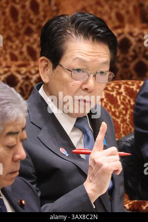 Tokyo, Japon. 21 avril 2025. Le ministre japonais de l'économie, du commerce et de l'industrie, Yoji Muto, écoute une question lors de la session du comité budgétaire de la Chambre haute à la Diète nationale à Tokyo le lundi 21 avril 2025. (Photo de Yoshio Tsunoda/AFLO) crédit : Aflo Co. Ltd./Alamy Live News Banque D'Images