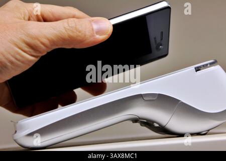 Smartphone, terminal POS et carte de crédit affichés en gros plan sur fond blanc. Mise en page propre et isolée pour des solutions de paiement modernes. Banque D'Images