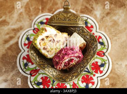 Gros plan sur les délices turcs Pistachio et pétales de rose Banque D'Images