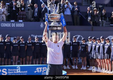 Holger Rune du Danemark pose avec le trophée vainqueur ' ;s lors de l'Open Banc Sabadell 2025, 72e Trofeo Conde de Godo, ATP 500 tournoi de tennis le 20 avril 2025 au Real Club de Tenis Barcelona à Barcelone, Espagne Banque D'Images