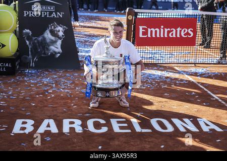 Holger Rune du Danemark pose avec le trophée vainqueur ' ;s lors de l'Open Banc Sabadell 2025, 72e Trofeo Conde de Godo, ATP 500 tournoi de tennis le 20 avril 2025 au Real Club de Tenis Barcelona à Barcelone, Espagne Banque D'Images