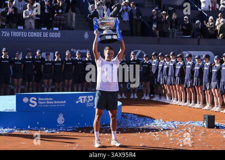 Holger Rune du Danemark pose avec le trophée vainqueur ' ;s lors de l'Open Banc Sabadell 2025, 72e Trofeo Conde de Godo, ATP 500 tournoi de tennis le 20 avril 2025 au Real Club de Tenis Barcelona à Barcelone, Espagne Banque D'Images
