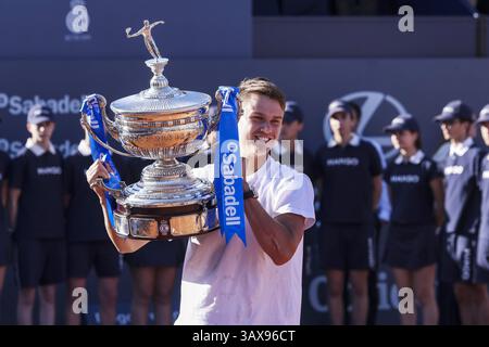Holger Rune du Danemark pose avec le trophée vainqueur ' ;s lors de l'Open Banc Sabadell 2025, 72e Trofeo Conde de Godo, ATP 500 tournoi de tennis le 20 avril 2025 au Real Club de Tenis Barcelona à Barcelone, Espagne Banque D'Images