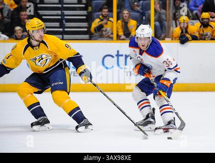 2 février 2017 L'aile gauche des Oilers d'Edmonton Drake Caggiula (36 ans) vole la rondelle à l'aile gauche des Predators de Nashville Filip Forsberg (9 ans) lors d'un match de hockey entre les Oilers d'Edmonton et les Predators de Nashville au Bridgestone Arena à Nashville Tennessee. (Image de crédit : &copy ; Steve Roberts/Cal Sport Media/CSM via ZUMA Wire) Banque D'Images