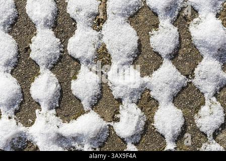 Motif ondulé après une chute de neige comme arrière-plan Banque D'Images