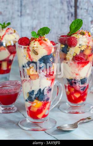 Knickerbocker Glory - crème glacée en couches sundae avec des fruits frais Banque D'Images