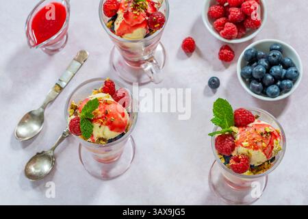Knickerbocker Glory - crème glacée en couches sundae avec des fruits frais Banque D'Images