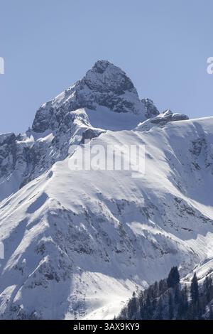 Panorama de montagne à la Trettachspitze, 2595m, en hiver, Alpes Allgaeu, Allgaeu, Bavière, Allemagne, Europe Banque D'Images