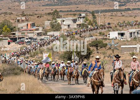 4 janvier 2017 - San Martin de Terreros, Guanajuato, Mexique - les cow-boys mexicains forment une procession de dix miles de long alors qu'ils traversent un village pendant le pèlerinage annuel Cabalgata de Cristo Rey le 4 janvier 2017 à Guanajuato, Mexique. Des milliers de cow-boys mexicains et de chevaux prennent part à la balade de trois jours jusqu'au sanctuaire de Cristo Rey au sommet de la montagne, s'arrêtant en chemin dans des sanctuaires et des églises. (Crédit image : © Richard Ellis via ZUMA Wire) Banque D'Images