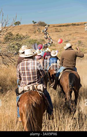 5 janvier 2017 - la Trinidad, Guanajuato, Mexique - des centaines de cow-boys mexicains traversent le haut désert lors du pèlerinage annuel de Cabalgata de Cristo Rey le 5 janvier 2017 à la Trinidad, Guanajuato, Mexique. Des milliers de cow-boys mexicains et de chevaux prennent part à la balade de trois jours jusqu'au sanctuaire de Cristo Rey au sommet de la montagne, s'arrêtant en chemin dans des sanctuaires et des églises. (Crédit image : © Richard Ellis via ZUMA Wire) Banque D'Images