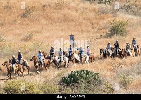 5 janvier 2017 - la Trinidad, Guanajuato, Mexique - des centaines de cow-boys mexicains traversent le haut désert lors du pèlerinage annuel de Cabalgata de Cristo Rey le 5 janvier 2017 à la Trinidad, Guanajuato, Mexique. Des milliers de cow-boys mexicains et de chevaux prennent part à la balade de trois jours jusqu'au sanctuaire de Cristo Rey au sommet de la montagne, s'arrêtant en chemin dans des sanctuaires et des églises. (Crédit image : © Richard Ellis via ZUMA Wire) Banque D'Images