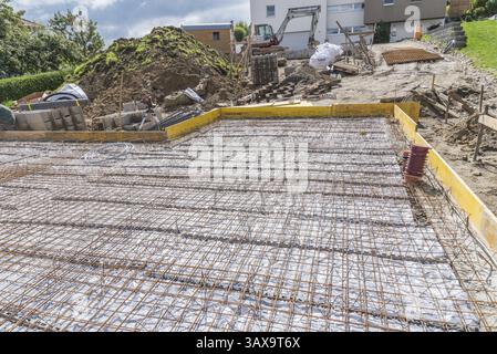 Construction de maison - chantier de construction avec coffrage pour dalle de fondation en béton, grille en acier Banque D'Images
