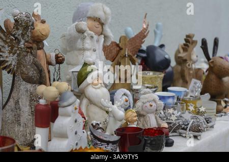 Sélection colorée d'articles cadeaux et de figurines de Noël à la table de vente Banque D'Images