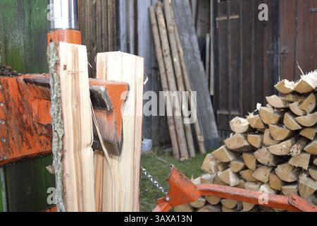 Les fendeuses de grumes de tracteur sont utilisées pour fabriquer des grumes d'un mètre de long Banque D'Images