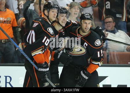 7 décembre 2016 : L'aile gauche des Ducks d'Anaheim Nick Ritchie #37 célèbre son but avec l'aile droite des Ducks d'Anaheim Corey Perry #10 et le centre des Ducks d'Anaheim Ryan Kesler #17 à la fin de la troisième période du match entre les Hurricanes de Caroline et les Ducks d'Anaheim, Honda Center à Anaheim, CA. Peter Joneleit /Cal Sport Media(crédit image : &copy ; Peter Joneleit/CSM via ZUMA Wire) Banque D'Images