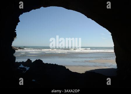 Une vue de la plage de Fox River sur la côte ouest de la Nouvelle-Zélande prise de l'intérieur d'une grande grotte Banque D'Images