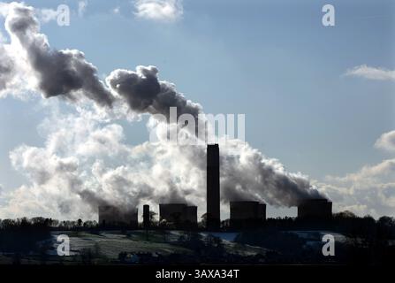 Dossier photo datée du 10/02/09 de la centrale électrique de Ratcliffe on Soar près de Nottingham. Le gouvernement écossais ne parvient pas à faire des progrès urgents pour atteindre ses objectifs de réduction des émissions, a averti un organisme de surveillance de l'environnement. Emma Pinchbeck, directrice générale du Comité sur les changements climatiques (CCC), a déclaré que les ministres ne livrent pas les « choses à court terme » nécessaires pour atteindre l'objectif zéro net de 2045. Date d'émission : lundi 21 avril 2025. Banque D'Images