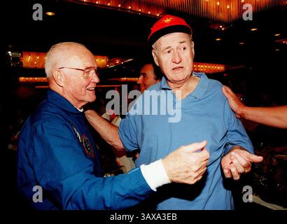 11 décembre 1998 - Cocoa Beach, Floride, États-Unis d'Amérique - John H. Glenn Jr., spécialiste de la charge utile STS-95 (à gauche), accueille la légende du baseball Ted Williams lors d'une réception à l'hôtel double Tree Oceanfront après un défilé sur State Road A1A à Cocoa Beach, le 11 décembre 1998. Les organisateurs du défilé étaient la Chambre de commerce de la région de Cocoa Beach, le Conseil de développement touristique du comté de Brevard et les villes de Cape Canaveral et Cocoa Beach. Le défilé rappelle ceux qui ont eu lieu après des missions dans le cadre du programme Mercury..crédit : NASA via CNP (crédit image : © NASA/CNP via ZU Banque D'Images