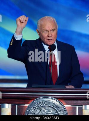 28 juillet 2004 - Boston, Massachusetts, États-Unis d'Amérique - Boston, ma - 29 juillet 2004 -- L'ancien sénateur américain John Glenn (démocrate de l'Ohio) prend la parole à la Convention nationale démocrate de 2004 à Boston, Massachusetts. . Crédit : Ron Sachs / CNP (crédit image : © Ron Sachs/CNP via ZUMA Wire) Banque D'Images