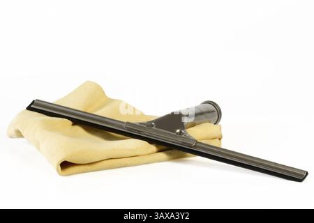 Ustensiles de nettoyage de vitres sur fond blanc Banque D'Images