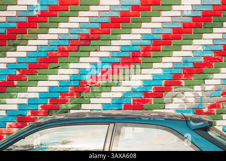 Toit de voiture à côté du mur de briques avec des briques peintes à motif drapeau Azerbaïdjan, foyer sélectif Banque D'Images
