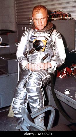 8 décembre 2016 - (photo) - John Glenn, le premier américain à orbiter autour de la Terre et ancien sénateur américain et héros de guerre, est mort. Il avait 95 ans. PHOTO : 20 février 1962 - astronaute John H. Glenn, Jr pilote de la mission ma-6, enfile sa combinaison spatiale pour son vol dans 'Friendship 7' à Cape Canaveral, Floride, Amérique..John Glenn. (Crédit image : © NASA/ZUMAPRESS.com) Banque D'Images