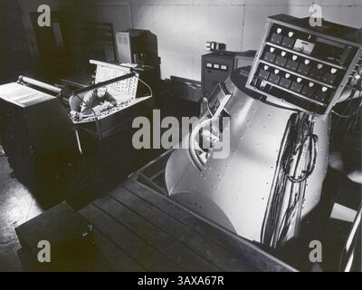 8 décembre 2016 - (photo) - John Glenn, le premier américain à orbiter autour de la Terre et ancien sénateur américain et héros de guerre, est mort. Il avait 95 ans. PHOTO : test de gravité. (Crédit image : © NASA/ZUMAPRESS.com) Banque D'Images