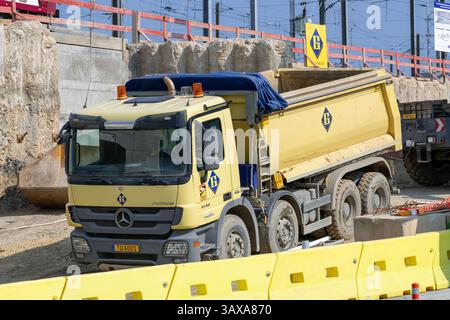 Luxembourg ville, Luxembourg - vue sur un camion à benne jaune Mercedes-Benz Actros 4144 pour le terrassement sur un chantier. Banque D'Images