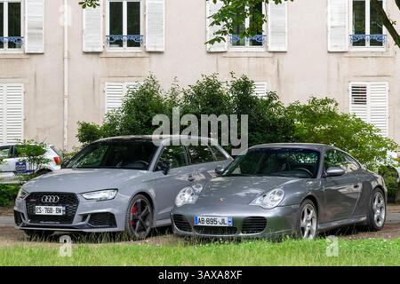 Nancy, France - vue sur une Audi RS3 Sportback grise et une Porsche 996 Carrera 4S grise garées sur un parking. Banque D'Images