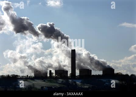 Dossier photo datée du 10/02/09 de la centrale électrique de Ratcliffe on Soar près de Nottingham. Le gouvernement écossais ne parvient pas à faire des progrès urgents pour atteindre ses objectifs de réduction des émissions, a averti un organisme de surveillance de l'environnement. Emma Pinchbeck, directrice générale du Comité sur les changements climatiques (CCC), a déclaré que les ministres ne livrent pas les « choses à court terme » nécessaires pour atteindre l'objectif zéro net de 2045. Date d'émission : lundi 21 avril 2025. Banque D'Images