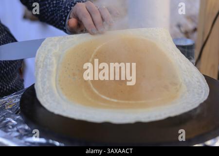 Les crêpes sont fraîchement préparées - gros plan Banque D'Images