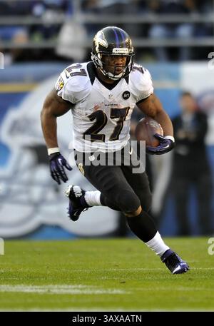 8 septembre 2014 - 8 septembre 2014 - Ray Rice suspendu indéfiniment par la NFL et libéré par les Ravens de Baltimore en raison d'une vidéo publiée par My TMZ montrant la violence domestique contre sa petite amie de l'époque, Janay Palmer. Sur la photo : Ray Rice des Ravens de Baltimore lors d'une victoire en prolongation de 16-13 contre les Chargers de San Diego au Qualcomm Stadium à San Diego, CA, le 25 novembre 2012. John Pyle/CSM. (Crédit image : (crédit image : © John Pyle/Cal Sport Media/ZUMAPRESS.com) Banque D'Images