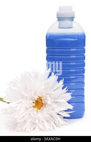 Bouteille d'assouplissant bleu avec fleur blanche bouteille d'assouplissant bleu avec fleur blanche Banque D'Images
