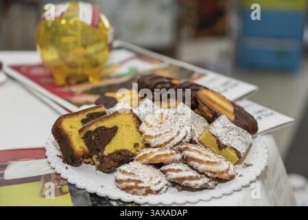 Délicieuse sélection de gâteaux et biscuits sur une assiette avec une tirelire Banque D'Images