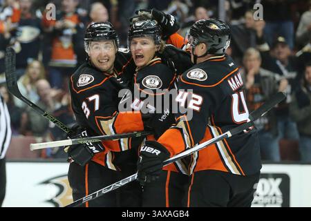 9 décembre 2016 : le défenseur des Ducks d'Anaheim Hampus Lindholm #47 célèbre son but de troisième période avec l'aile gauche des Ducks d'Anaheim Nick Ritchie #37 et le défenseur des Ducks d'Anaheim Josh Manson #42 alors que les Ducks prennent une avance de 3-2 dans le match entre les Sharks de San Jose et les Ducks d'Anaheim, Honda Center à Anaheim, CALIFORNIE Peter Joneleit /Cal Sport Media(Credit image : &copy ; Peter Joneleit/CSM via ZUMA Wire) Banque D'Images