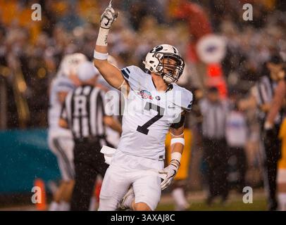 21 décembre 2016 San Diego, CA...le quarterback de BYU (7) Taysom Hill célèbre après avoir marqué un touchdown lors du match BYU Cougars vs Wyoming Cowboys le mercredi 21 décembre 2016 au San Diego County Credit Union Poinsettia Bowl à San Diego, CA. BYU a battu le Wyoming 24-21. (Crédit obligatoire : Juan Lainez / MarinMedia.org / Cal Sport Media) (photographe complet, et crédit requis)(crédit image : &copy ; Juan Lainez / Marinmedia. Org/C/CSM via ZUMA Wire) Banque D'Images
