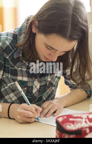 Adolescent prenant un test dans la salle de classe - gros plan Banque D'Images