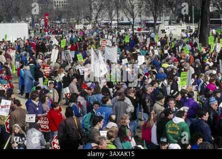 22 janvier 1992 - Washington, District de Columbia, U. S - la marche annuelle Pro-Life dans le centre commercial national. Des milliers de manifestants du monde entier gambadent chaque année à Washington pour protester contre l'avortement. (Crédit image : © Mark Reinstein via ZUMA Wire) Banque D'Images