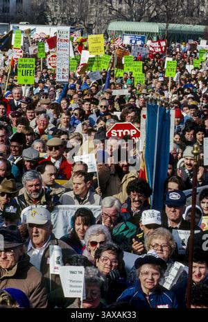 22 janvier 1992 - Washington, District de Columbia, U. S - la marche annuelle Pro-Life dans le centre commercial national. Des milliers de manifestants du monde entier gambadent chaque année à Washington pour protester contre l'avortement. (Crédit image : © Mark Reinstein via ZUMA Wire) Banque D'Images
