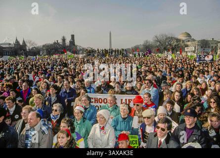 22 janvier 1992 - Washington, District de Columbia, U. S - la marche annuelle Pro-Life dans le centre commercial national. Des milliers de manifestants du monde entier gambadent chaque année à Washington pour protester contre l'avortement. (Crédit image : © Mark Reinstein via ZUMA Wire) Banque D'Images