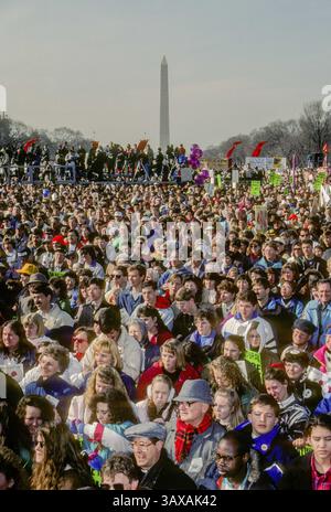 22 janvier 1992 - Washington, District de Columbia, U. S - la marche annuelle Pro-Life dans le centre commercial national. Des milliers de manifestants du monde entier gambadent chaque année à Washington pour protester contre l'avortement. (Crédit image : © Mark Reinstein via ZUMA Wire) Banque D'Images