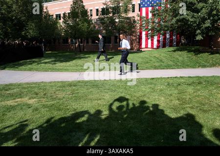 28 août 2012 - Fort Collings, CO, États-Unis - le président américain Barack Obama sourit alors qu'il passe devant des partisans acclamant sur son chemin vers la scène lors d'un rassemblement de campagne en plein air à l'Université d'État du Colorado le 28 août 2012 à Fort Collins, EN CALIFORNIE. Barack Hussein Obama II (né le 4 août 1961) est le 44e président des États-Unis. Il est le premier Afro-américain à être élu et le premier président né en dehors des États-Unis contigus. Né à Honolulu, Hawaï, Obama est diplômé de l'Université Columbia et de la Harvard Law School. Il a travaillé comme avocat des droits civils et enseigné le droit constitutionnel Banque D'Images