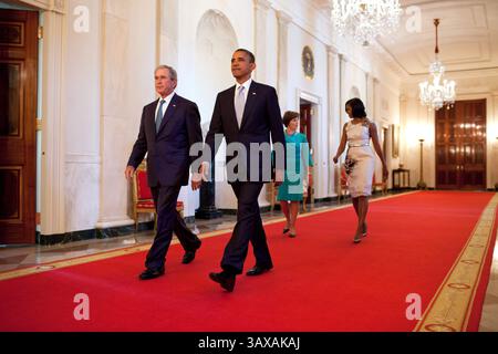 31 mai 2012 - Washington, DC, Etats-Unis - le président américain Barack Obama et la première dame Michelle Obama marchent avec l'ancien président George W. Bush et l'ancienne première dame Laura Bush dans le Cross Hall vers la salle est de la Maison Blanche, le 31 mai 2012 à Washington, DC. Le président et la première dame ont organisé une cérémonie pour dévoiler les portraits officiels des buissons, qui seront exposés à la Maison Blanche. Barack Hussein Obama II (né le 4 août 1961) est le 44e président des États-Unis. Il est le premier Afro-américain à être élu et le premier président né en dehors de l'unité contiguë Banque D'Images