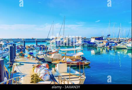Les bateaux de pêche et les yachts dans le vieux port de Jaffa, tel Aviv, Israël Banque D'Images