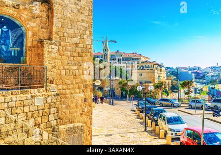 Les maisons en pierre le long de la rue Louis Pasteur avec une vue sur le clocher de l'église St George en arrière-plan, Jaffa, tel Aviv, Israël Banque D'Images