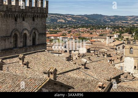 Gubbio Italie : vue sur le palais ducal et vue sur les splendides toits italiens Banque D'Images