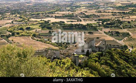 Areal vue de l'église Saint François d'assise. Saint François est le saint patron de l'Italie. Le clocher peut être vu à des kilomètres Banque D'Images