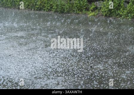Temps orageux avec grêle - précipitations avec grains de glace - averses de grésil Banque D'Images